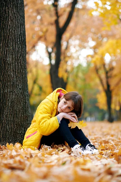 Sad Teen Girl Sits Tree Autumn Park Bright Yellow Leaves — Stock Photo, Image