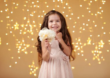 kız çocuğu olan Noel ışıkları, sarı arka plan, pembe elbise