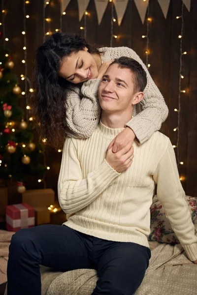 Giovane Coppia Luci Natale Decorazione Vestito Bianco Abete Sfondo Legno — Foto Stock