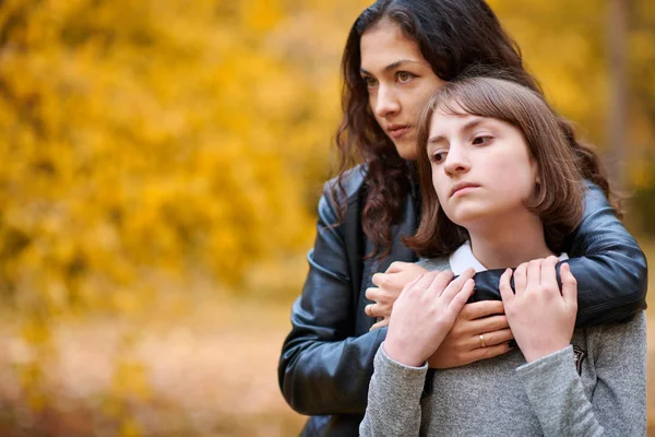 Vacker Kvinna Och Teen Flicka Poserar Höst Park Vackra Landskapet — Stockfoto