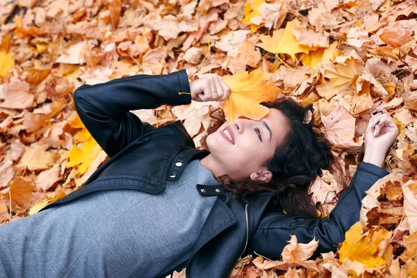 Hezká Žena Leží Podzimním Parku Spadané Listí Krásná Krajina Podzim — Stock fotografie