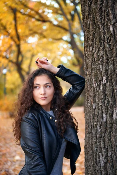 Bella Donna Posa Con Foglie Acero Nel Parco Autunnale Vicino — Foto Stock