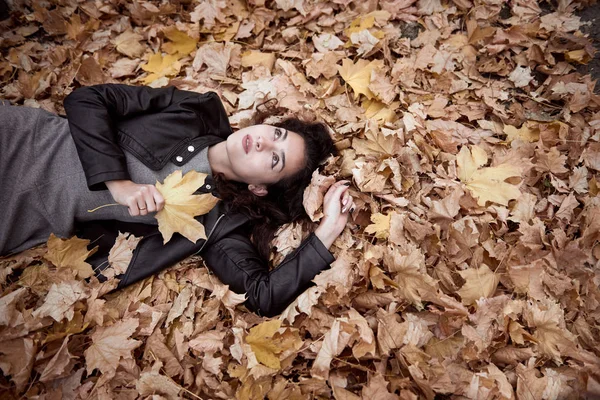 Hezká Žena Leží Podzimním Parku Spadané Listí Krásná Krajina Podzim — Stock fotografie
