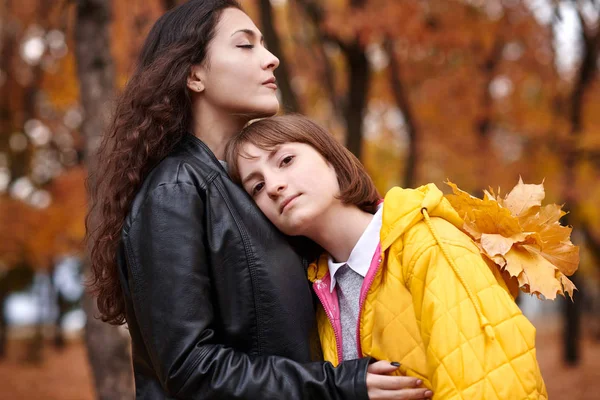 Hezké Ženy Dospívající Dívka Které Jsou Homologní Partou Javorového Listí — Stock fotografie