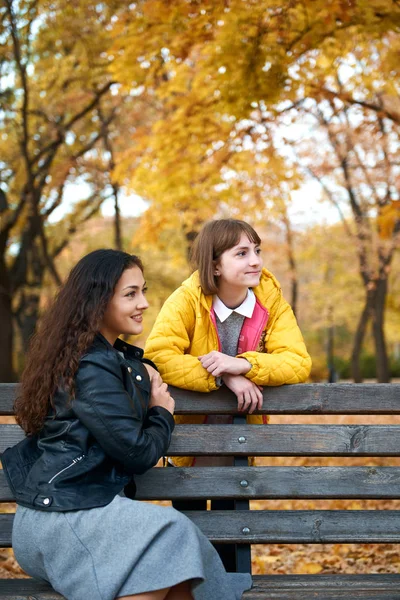 Ładna Kobieta Dziewczynka Nastolatka Pozowanie Jesienny Park Piękny Krajobraz Jesieni — Zdjęcie stockowe