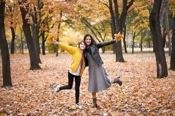 Hübsche Frau Und Teenie Mädchen Posieren Mit Ahornblättern Herbstpark Schöne — Stockfoto