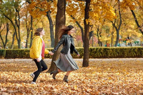 Duas Meninas Felizes Correndo Outono Parque Cidade — Fotografia de Stock