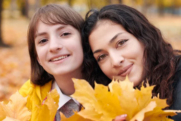 Ładna Kobieta Teen Dziewczyna Pozowanie Kiści Liści Klonu Jesienny Park — Zdjęcie stockowe