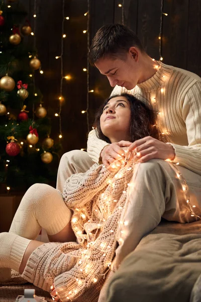 Giovane Coppia Decorazione Natale Luci Abete Sfondo Legno Scuro Concetto — Foto Stock