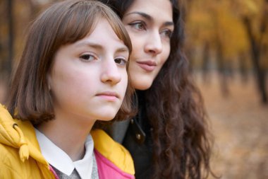 Güzel kadın ve Genç kız portresi. Sonbahar parkta poz olan. Sonbahar sezonu, güzel manzara.