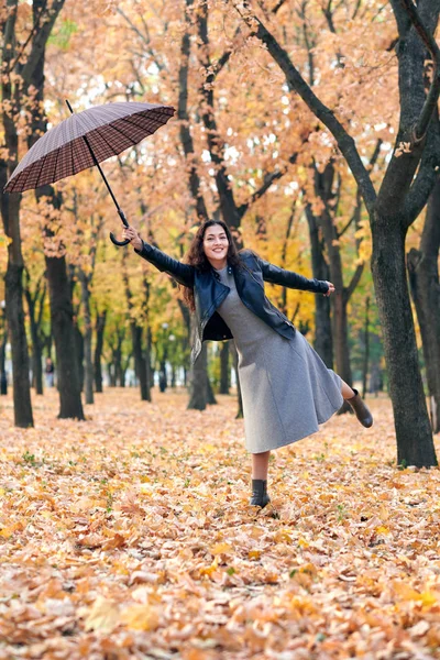 Žena Deštníkem Pózuje Podzimním Parku Zářivě Žluté Listí Stromy Ona — Stock fotografie