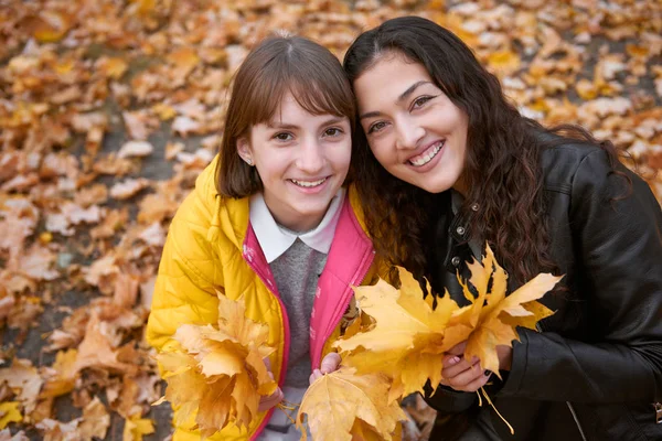 Mooie Vrouw Tiener Meisje Zijn Poseren Met Bos Van Esdoorn — Stockfoto