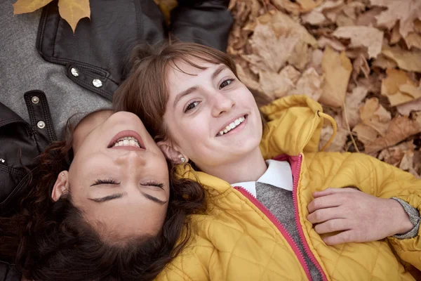 Bella Donna Ragazza Adolescente Sono Posa Nel Parco Autunnale Sono — Foto Stock