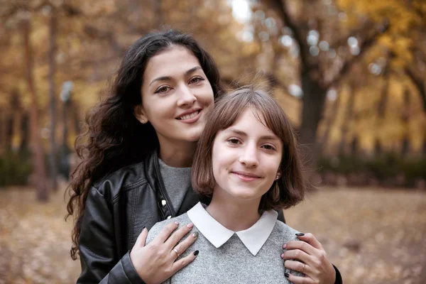 Retrato Mujer Bonita Adolescente Están Posando Parque Otoño Hermoso Paisaje — Foto de Stock