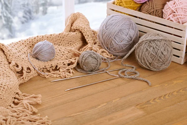 Yün iplik ve kumaş pencere eşiğinde. Pencerenin - kış manzarası ve kar dışında güzel manzara.