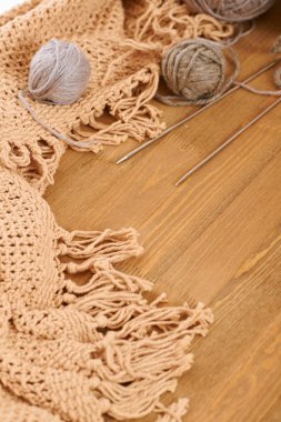 Yün iplik ve kumaş pencere eşiğinde. Pencerenin - kış manzarası ve kar dışında güzel manzara.