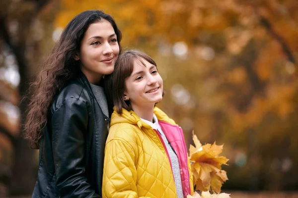 Mooie Vrouw Tiener Meisje Zijn Poseren Met Bos Van Esdoorn — Stockfoto