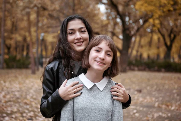 Portrét Krásné Ženy Dospívající Dívka Jsou Pózuje Podzimním Parku Krásná — Stock fotografie