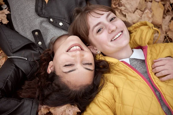 Mooie Vrouw Tiener Meisje Zijn Poseren Herfst Park Liggen Gevallen — Stockfoto