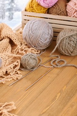 Yün iplik ve kumaş pencere eşiğinde. Pencerenin - kış manzarası ve kar dışında güzel manzara.