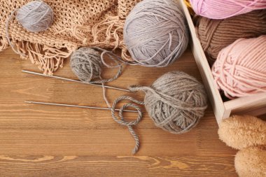 kahverengi örgü şal ve ahşap arka plan üzerinde iplik