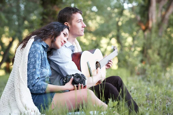 Jong Koppel Zit Het Bos Het Spelen Van Gitaar Zomer — Stockfoto