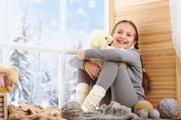 Criança Menina Está Sentada Uma Soleira Janela Brincando Com Urso — Fotografia de Stock