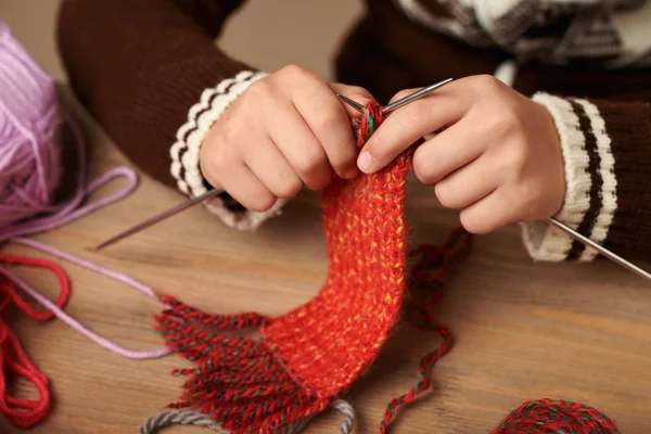 Junge Lernt Stricken Bunte Wollgarne Liegen Auf Dem Holztisch Nahaufnahme — Stockfoto