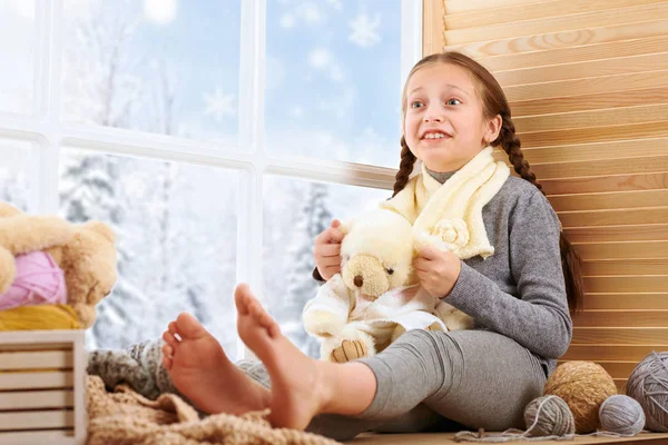 Criança Menina Está Sentada Uma Soleira Janela Brincando Com Urso — Fotografia de Stock