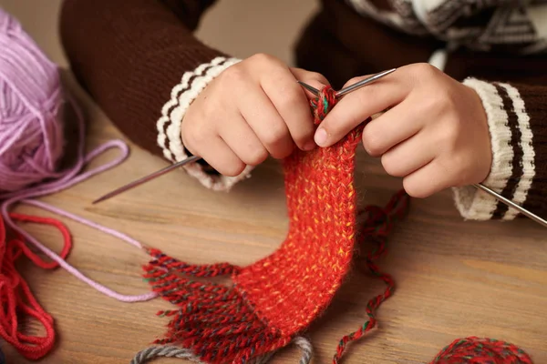 Junge Lernt Stricken Bunte Wollgarne Liegen Auf Dem Holztisch Nahaufnahme — Stockfoto