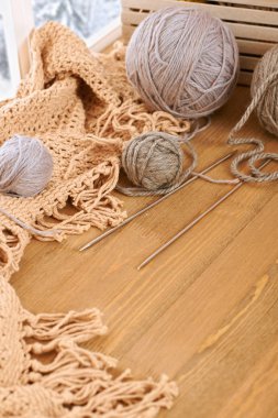 Yün iplik ve kumaş pencere eşiğinde. Pencerenin - kış manzarası ve kar dışında güzel manzara.