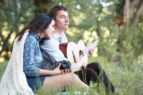 Genç Çift Ormanda Oturan Iskambil Gitar Yaz Doğa Parlak Güneş — Stok fotoğraf