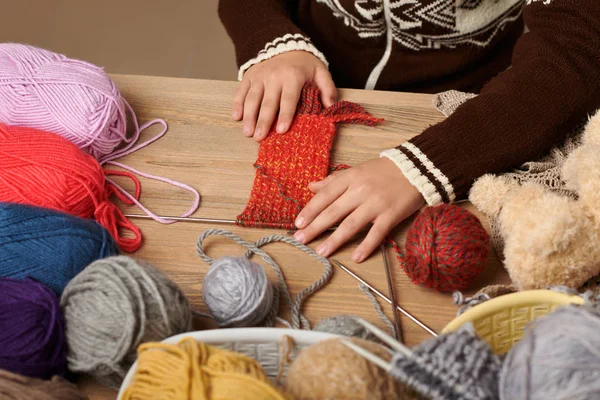 Junge Lernt Stricken Bunte Wollgarne Liegen Auf Dem Holztisch Nahaufnahme — Stockfoto