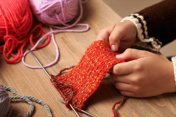 Junge Lernt Stricken Bunte Wollgarne Liegen Auf Dem Holztisch Nahaufnahme — Stockfoto