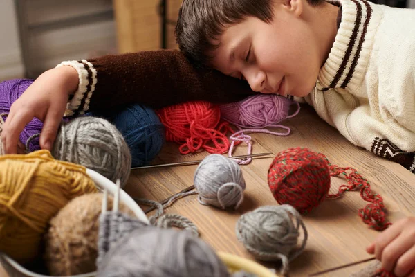 Junge Lernt Stricken Träumt Und Schließt Die Augen Bunte Wollgarne — Stockfoto