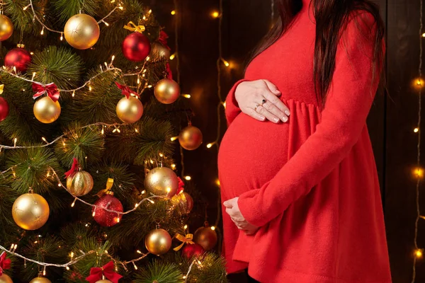 Schwangere Posiert Weihnachtsbeleuchtung Rotem Kleid Urlaubskonzept — Stockfoto