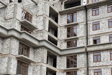 İnşaat, yapı iskeleleri ve beton altında yeni bina