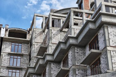 İnşaat, yapı iskeleleri ve beton altında yeni bina