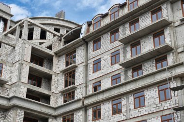 İnşaat, yapı iskeleleri ve beton altında yeni bina