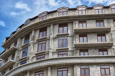 İnşaat, yapı iskeleleri ve beton altında yeni bina