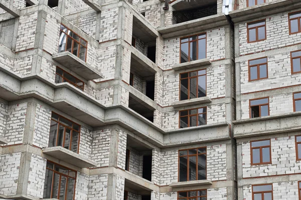 İnşaat, yapı iskeleleri ve beton altında yeni bina