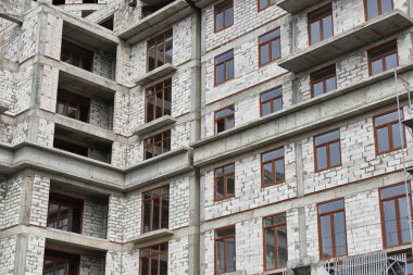 İnşaat, yapı iskeleleri ve beton altında yeni bina