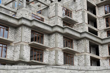 İnşaat, yapı iskeleleri ve beton altında yeni bina