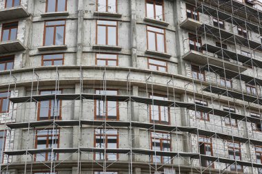 İnşaat, yapı iskeleleri ve beton altında yeni bina