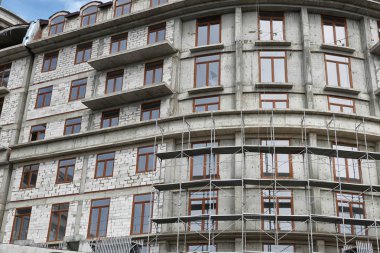 İnşaat, yapı iskeleleri ve beton altında yeni bina