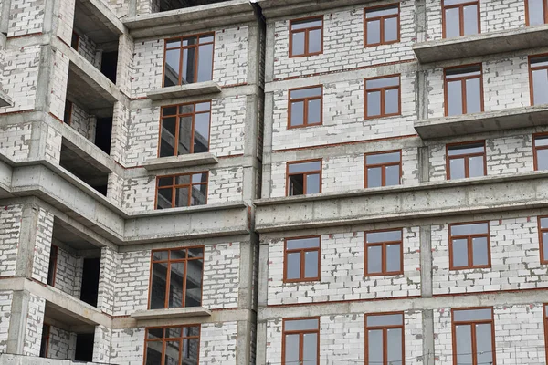 İnşaat, yapı iskeleleri ve beton altında yeni bina