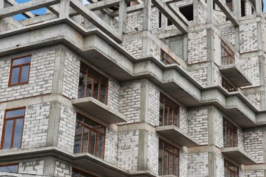 İnşaat, yapı iskeleleri ve beton altında yeni bina