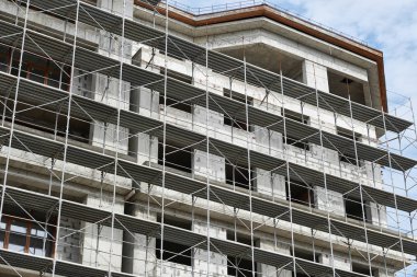 İnşaat, yapı iskeleleri ve beton altında yeni bina