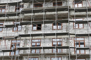 İnşaat, yapı iskeleleri ve beton altında yeni bina