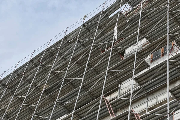 Nşaat Yapı Iskeleleri Beton Altında Yeni Bina — Stok fotoğraf